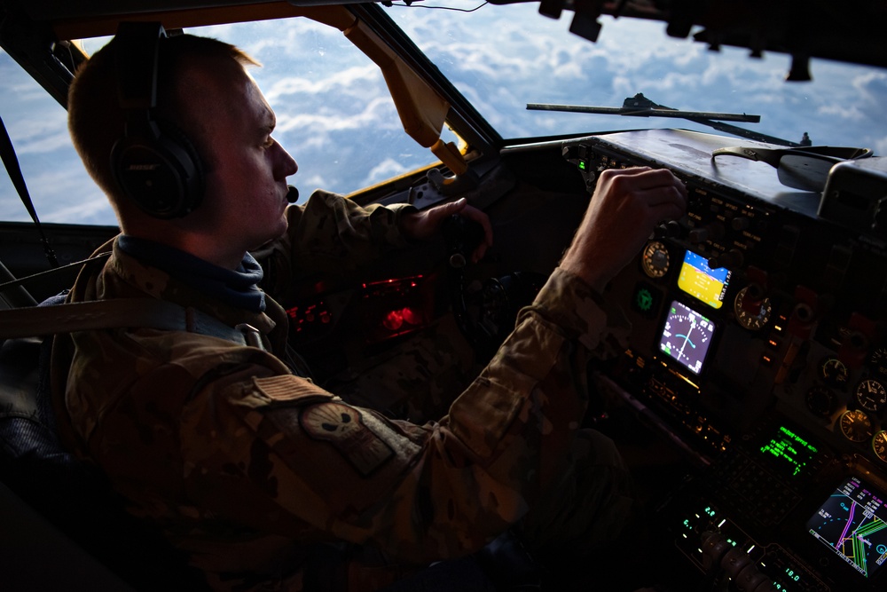 340th EARS refuel F-16s