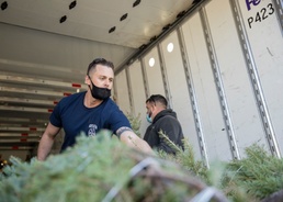 Guardsmen help spread holiday cheer to military families