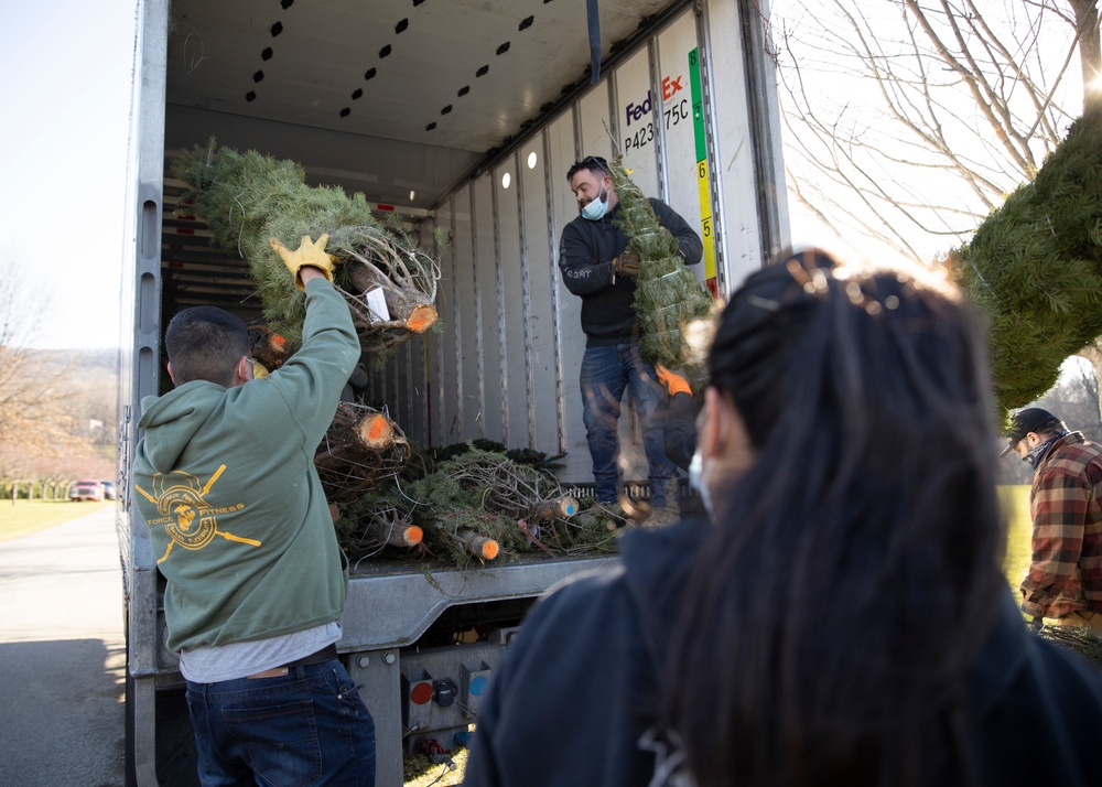 Guardsmen help spread holiday cheer to military families