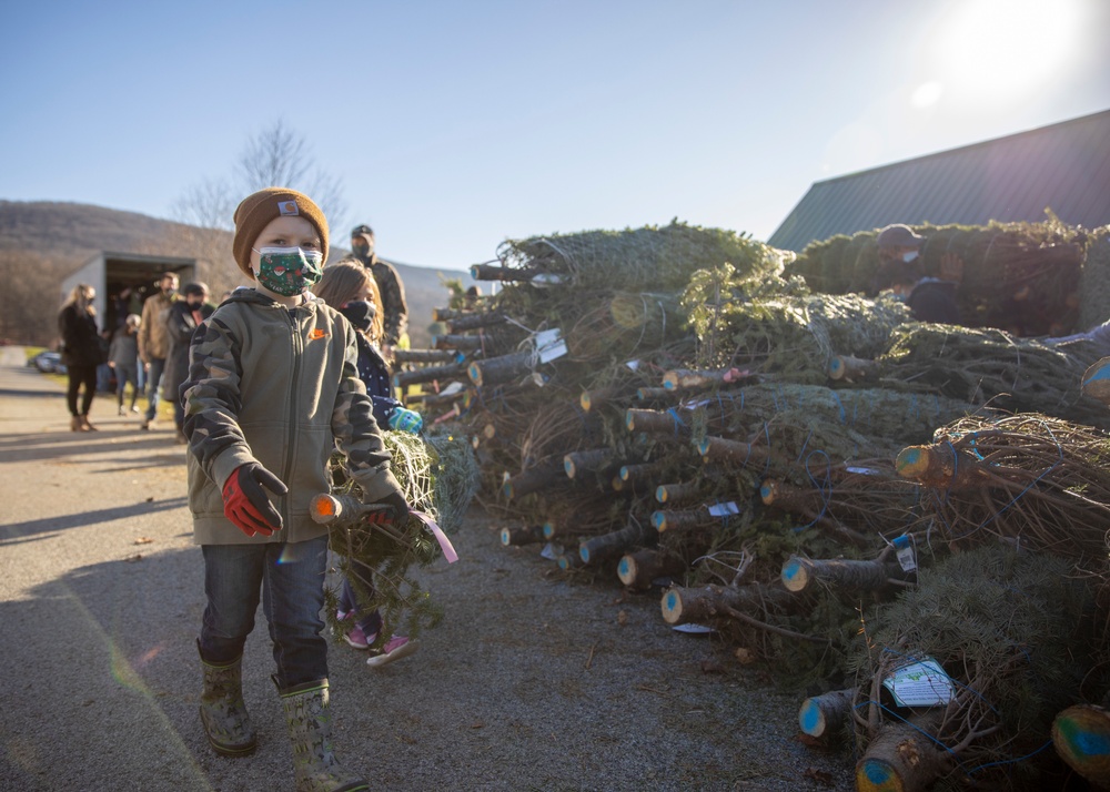 Guardsmen help spread holiday cheer to military families