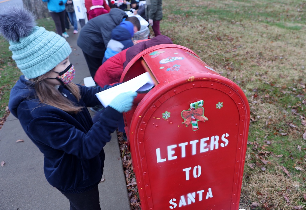 Hundreds mask up, celebrate 2020 Christmas tree lighting ceremony at Fort Knox