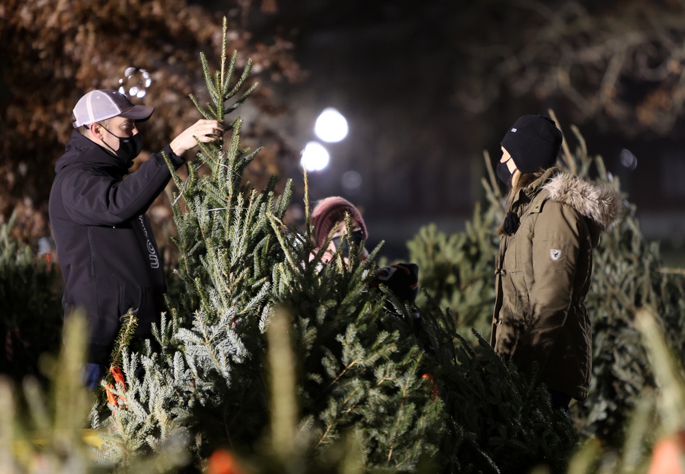 Hundreds mask up, celebrate 2020 Christmas tree lighting ceremony at Fort Knox