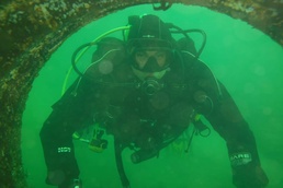 ARCP Soldiers dive into scuba certification training
