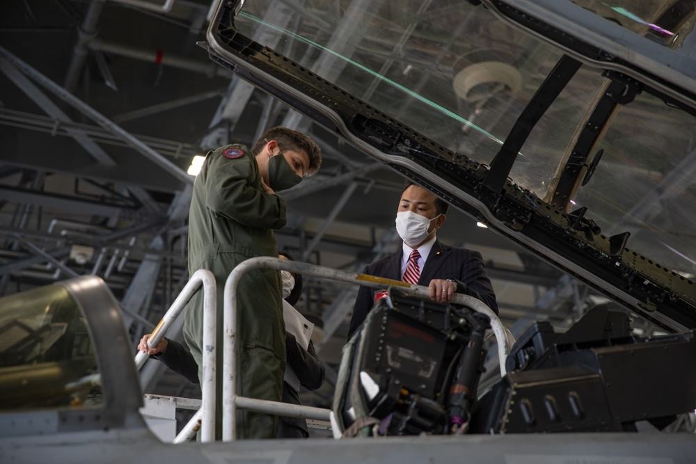 State Minister for Foreign Affairs visits MCAS Iwakuni