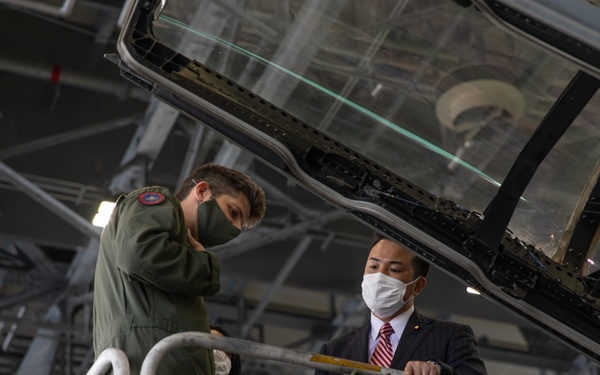 State Minister for Foreign Affairs visits MCAS Iwakuni