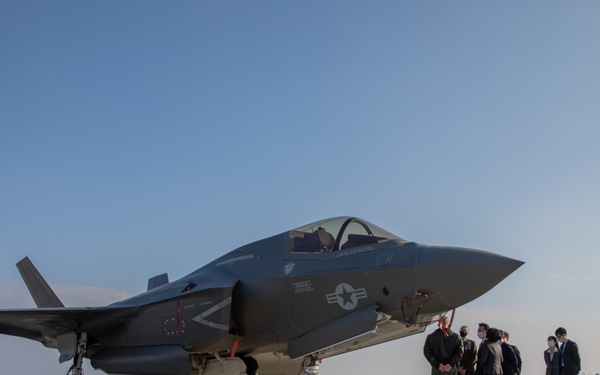 State Minister for Foreign Affairs visits MCAS Iwakuni