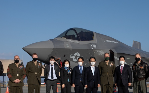 State Minister for Foreign Affairs visits MCAS Iwakuni