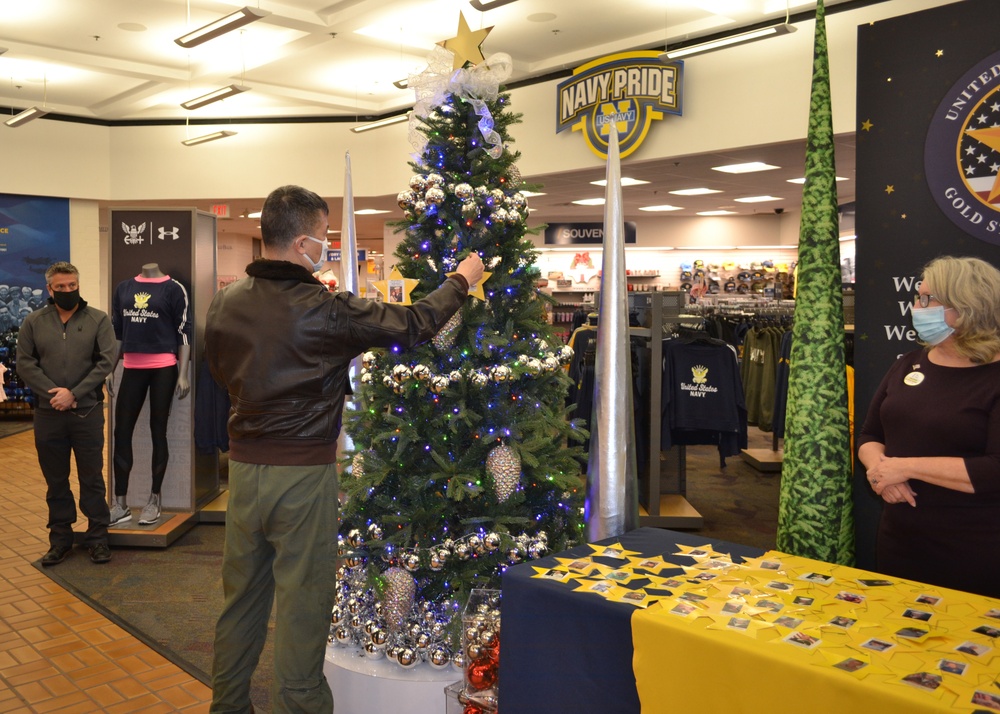 Great Lakes Gold Star program, NEX team up for Holiday Memorial Tree event