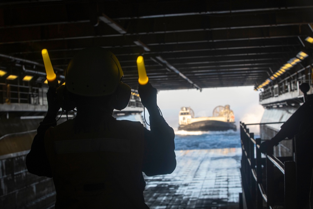 Steel Knight 21: LCACs Come Aboard USS Essex