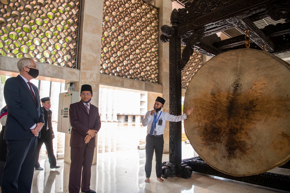 Acting Defense Secretary visits Indo-Pacific