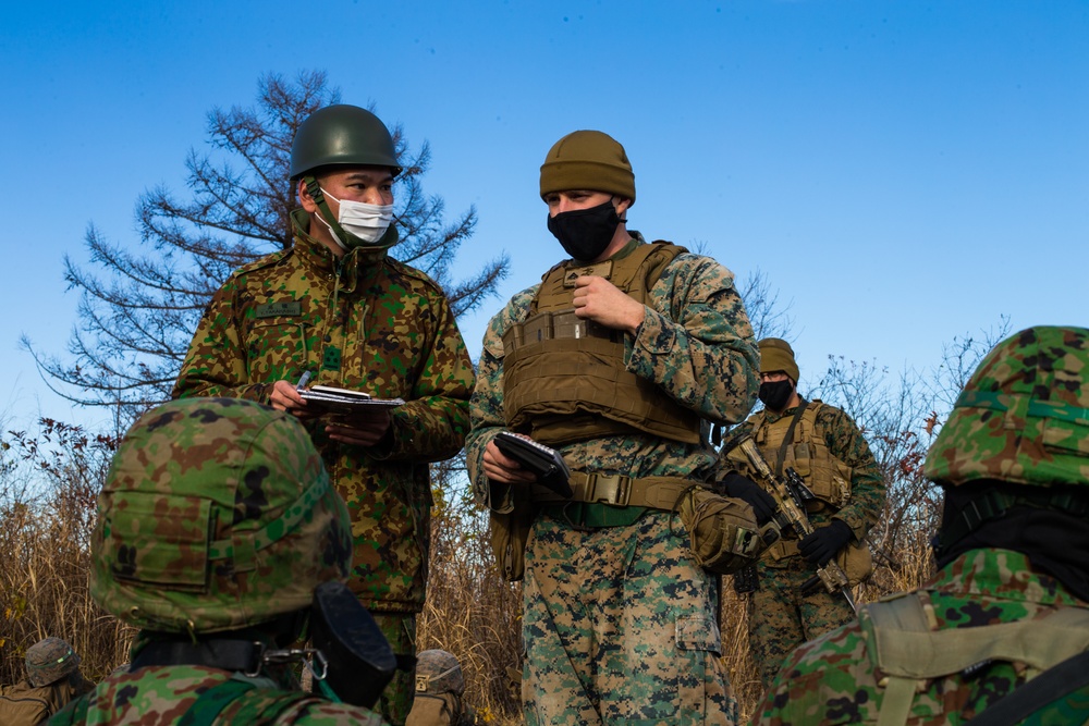 3/8 and JGSDF troops exchange patrol and infiltration tactics