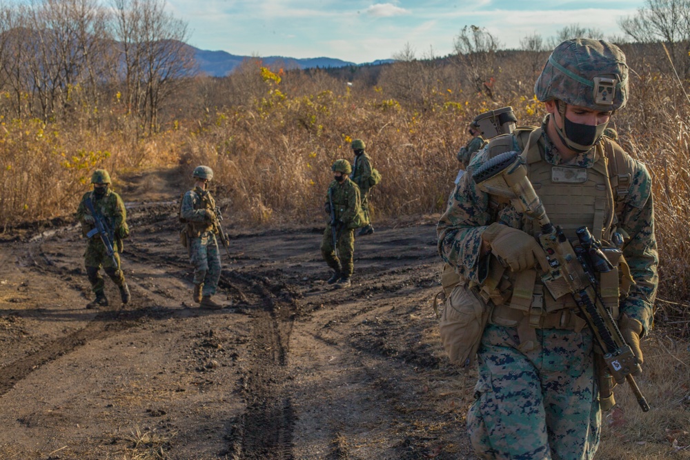 3/8 and JGSDF troops exchange patrol and infiltration tactics