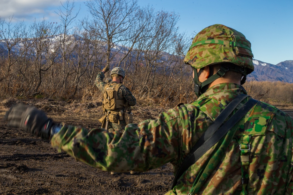 3/8 and JGSDF troops exchange patrol and infiltration tactics