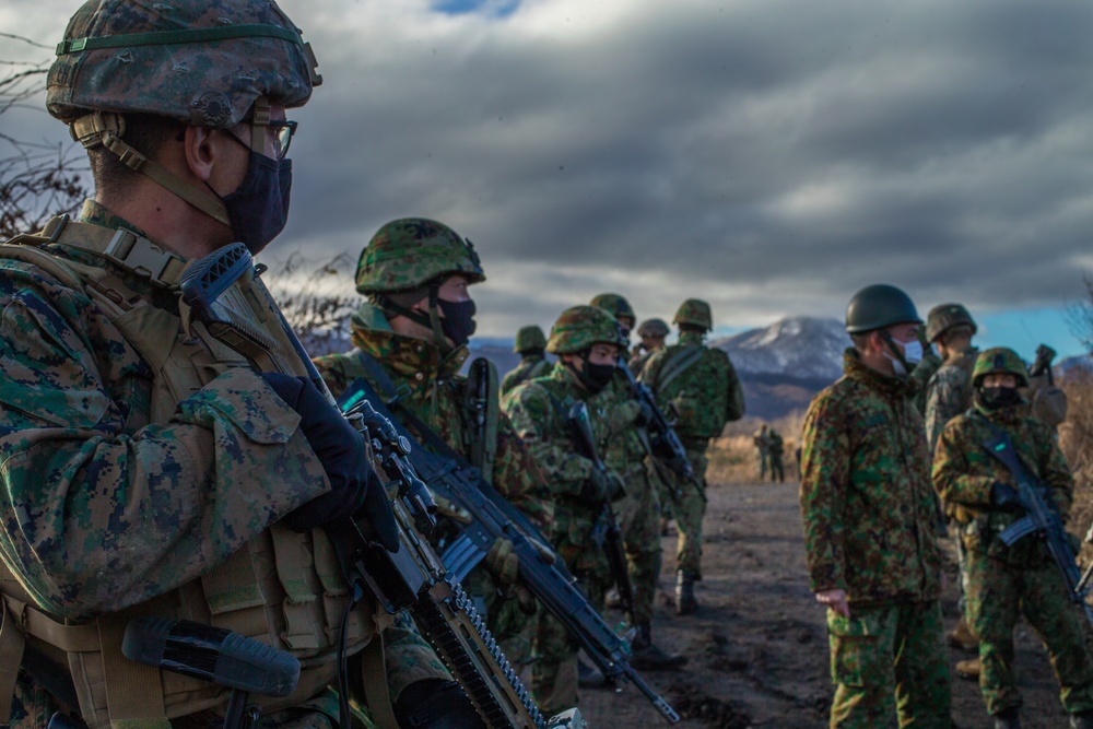 3/8 and JGSDF troops exchange patrol and infiltration tactics