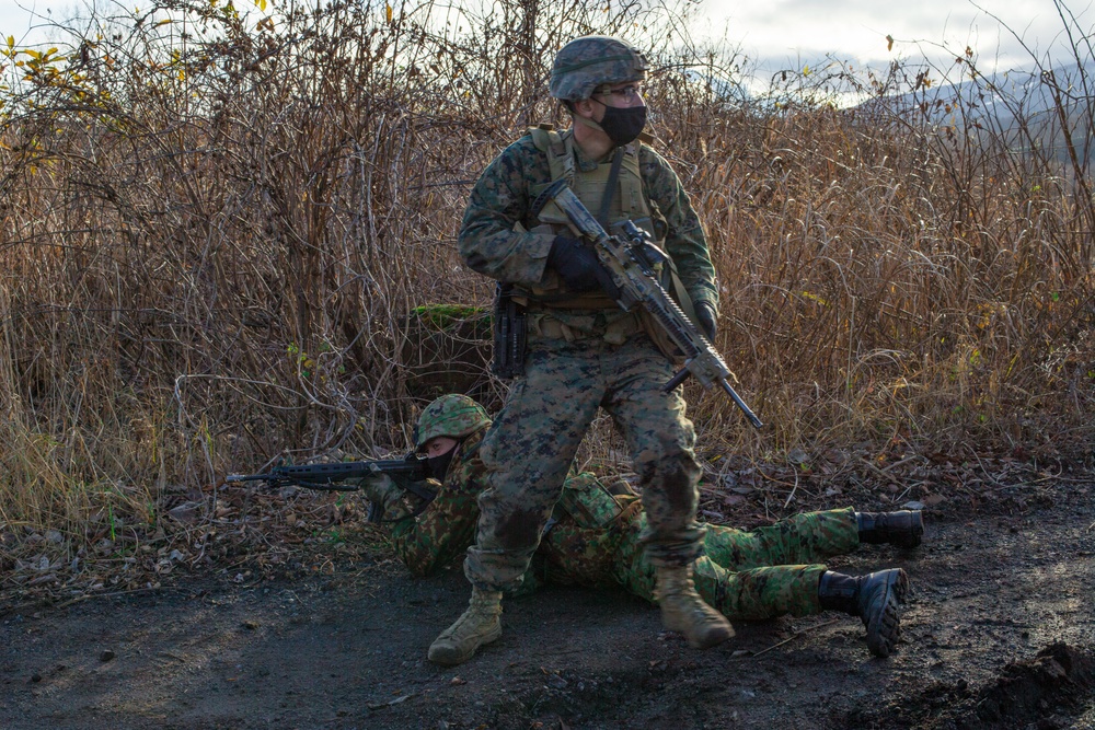 3/8 and JGSDF troops exchange patrol and infiltration tactics