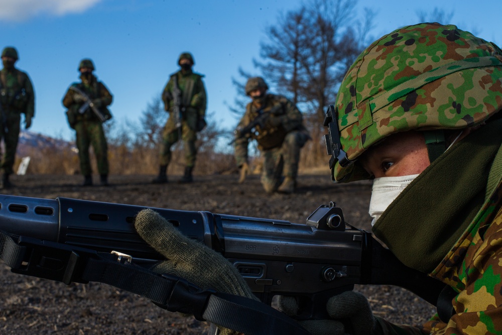 3/8 and JGSDF troops exchange patrol and infiltration tactics