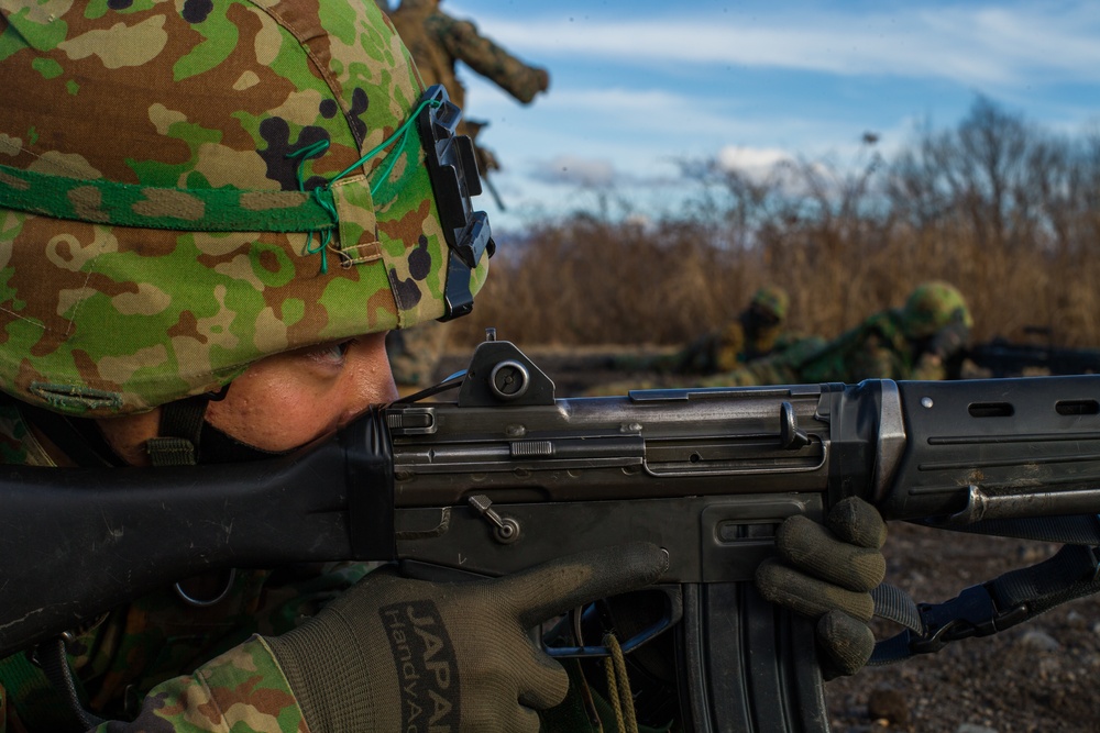 3/8 and JGSDF troops exchange patrol and infiltration tactics