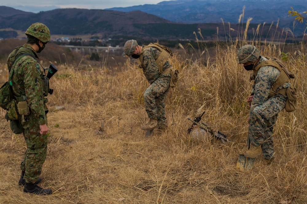 3/8 and JGSDF practice integrated defense techniques