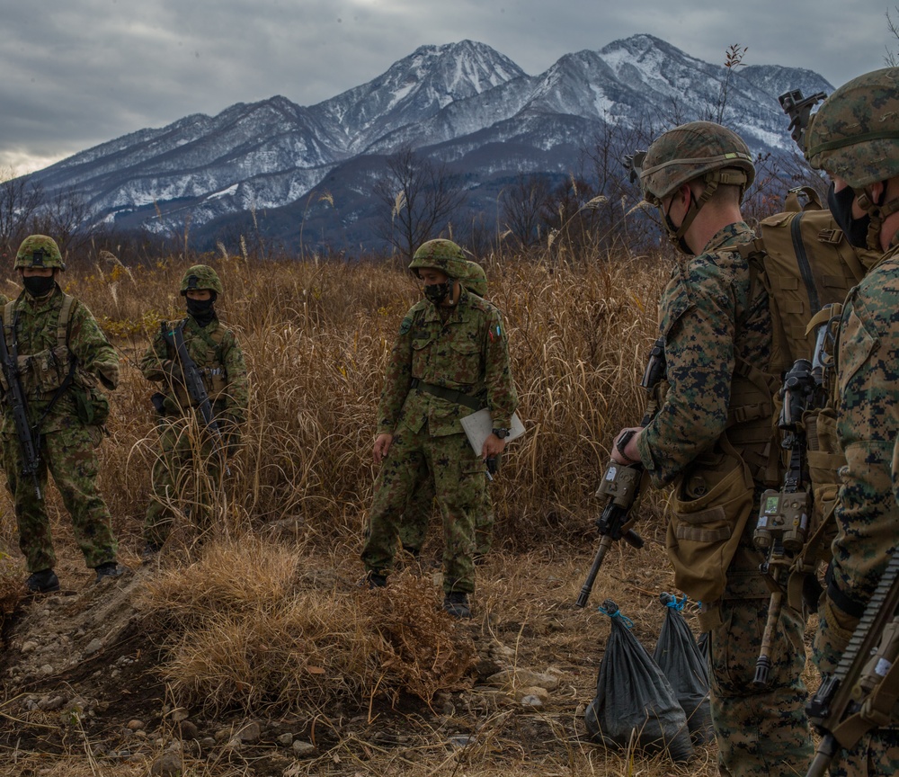 3/8 and JGSDF practice integrated defense techniques