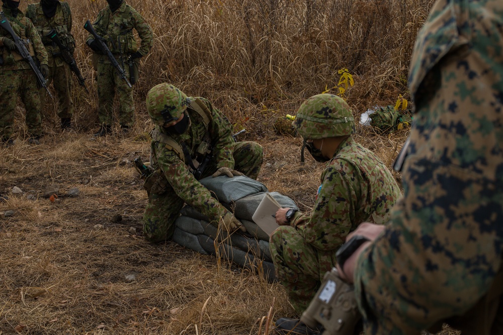 3/8 and JGSDF practice integrated defense techniques