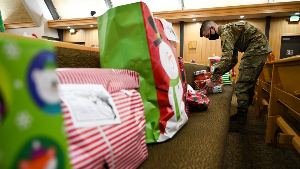 Volunteer 'angels' make holiday special for Hill's families