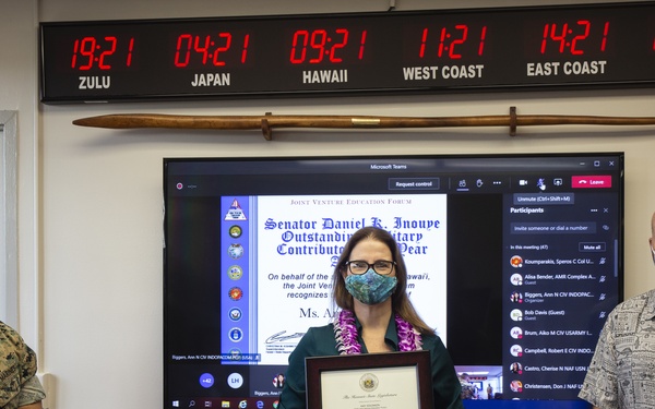 Amy Solomon recieves JVEF award