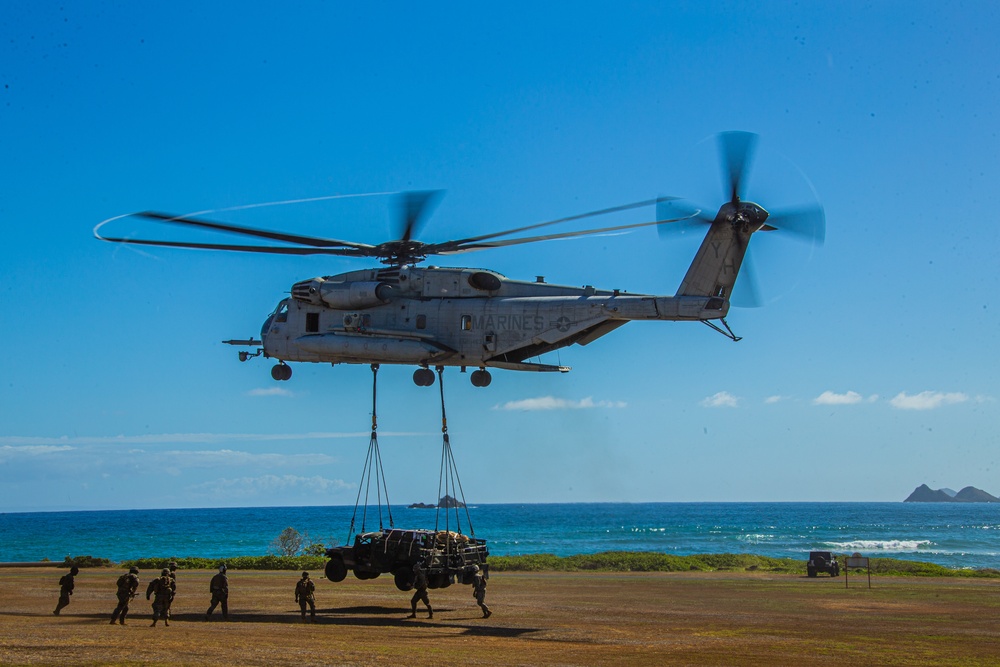 HMH-463 and VMU-3 conduct external lifts to refine expeditionary hub-and-spoke concept