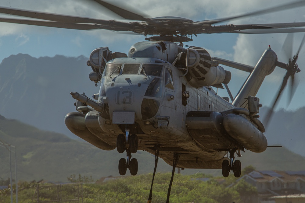 HMH-463 and VMU-3 conduct external lifts to refine expeditionary hub-and-spoke concept