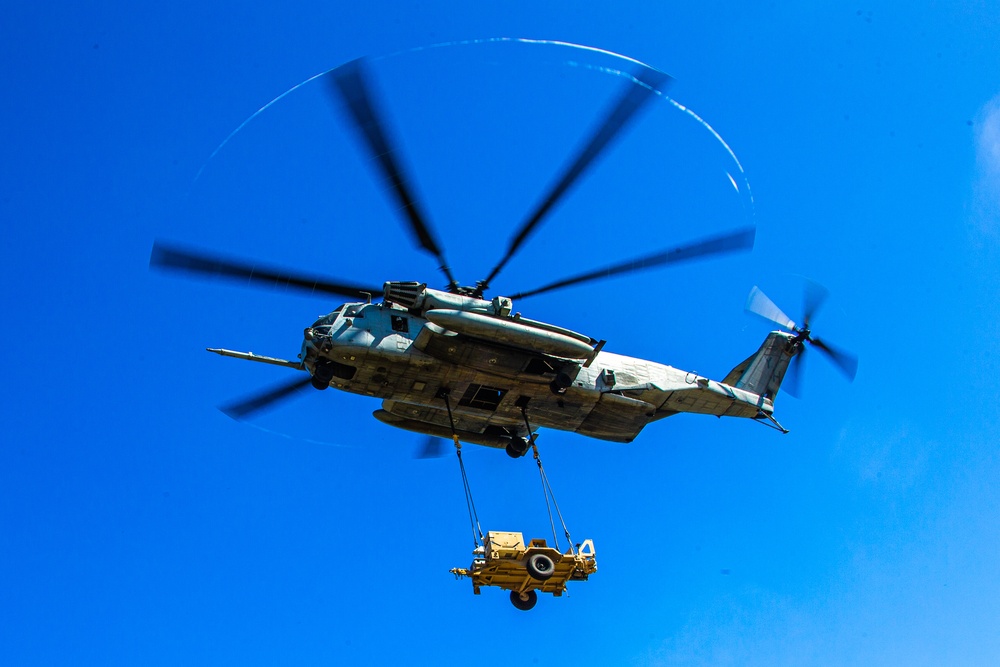 HMH-463 and VMU-3 conduct external lifts to refine expeditionary hub-and-spoke concept