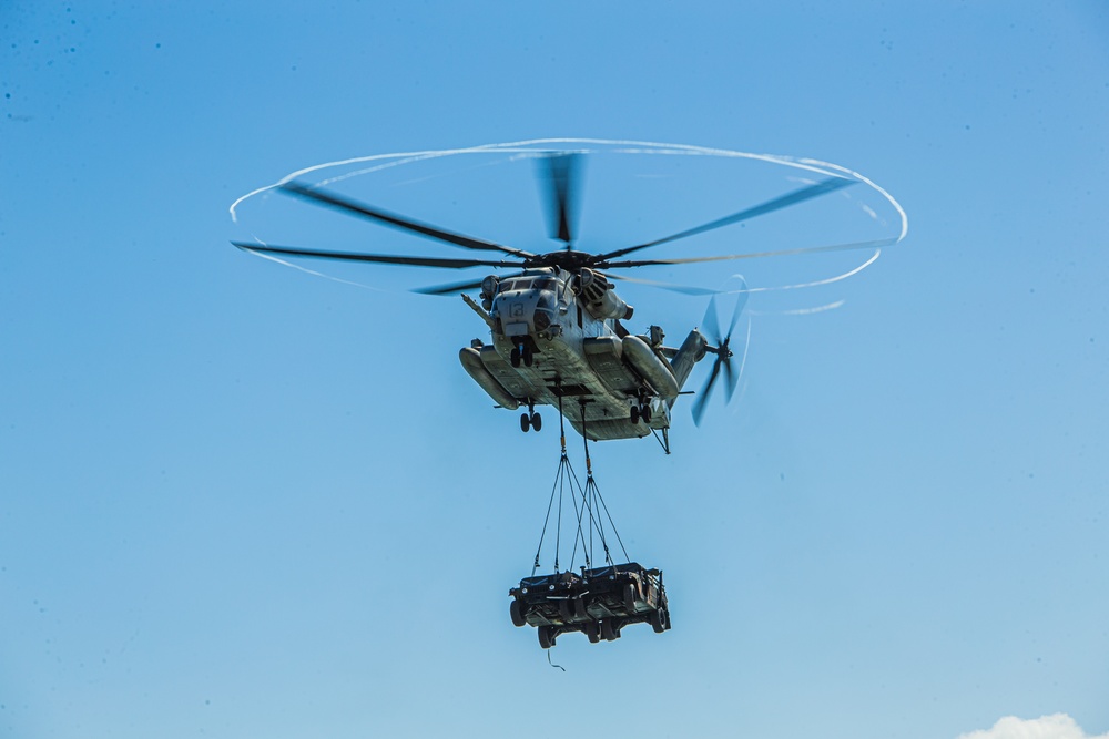 HMH-463 and VMU-3 conduct external lifts to refine expeditionary hub-and-spoke concept