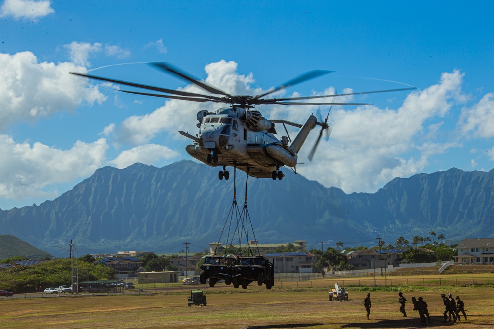 HMH-463 and VMU-3 conduct external lifts to refine expeditionary hub-and-spoke concept