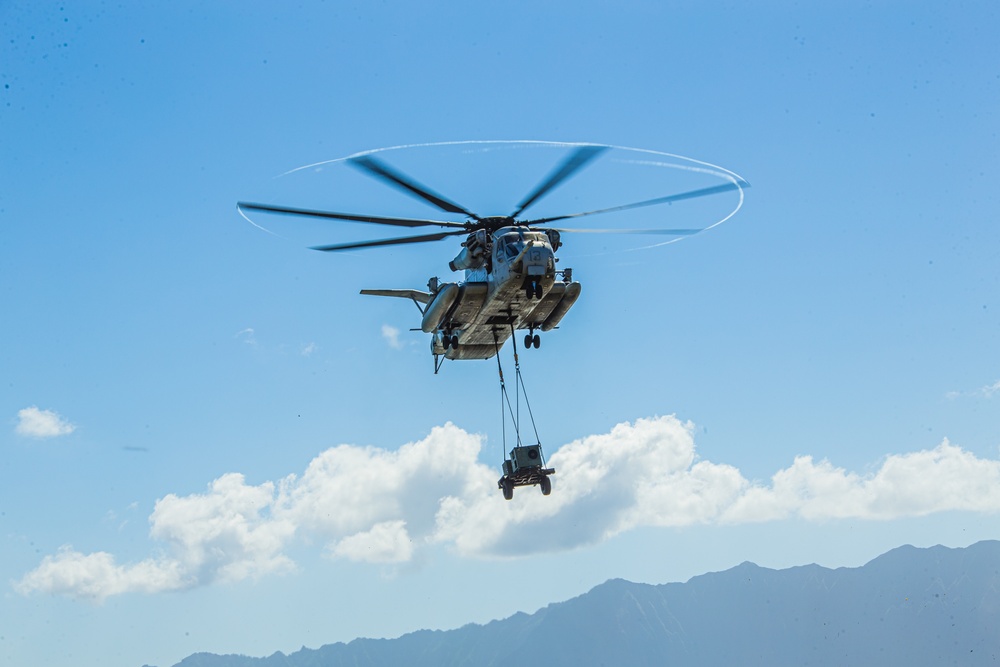 HMH-463 and VMU-3 conduct external lifts to refine expeditionary hub-and-spoke concept