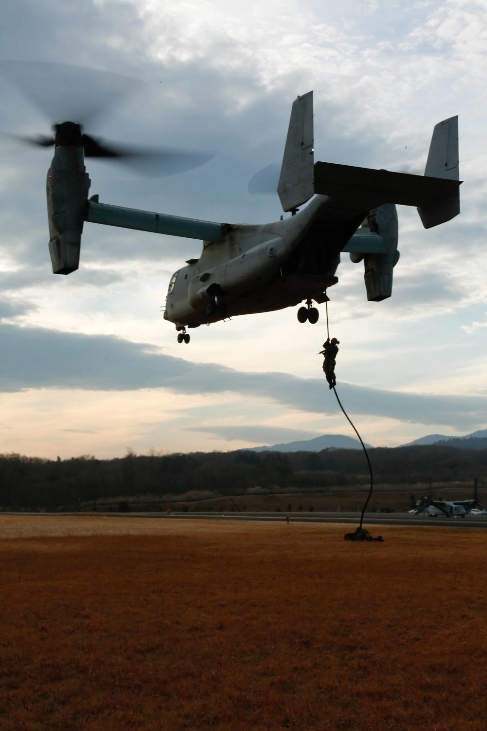 Forest Light: JGSDF’s 30th Infantry Regiment, 3/8 conducts fast roping