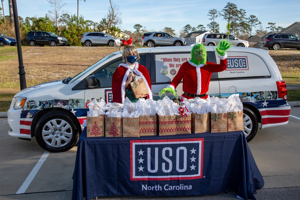 DVIDS Images Atlantic Marine Corps Communities, USO spread holiday