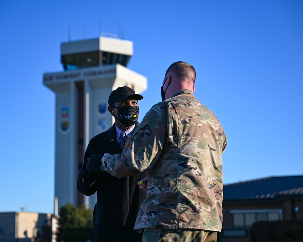 Hampton Mayor attends F22 Demo Team practice