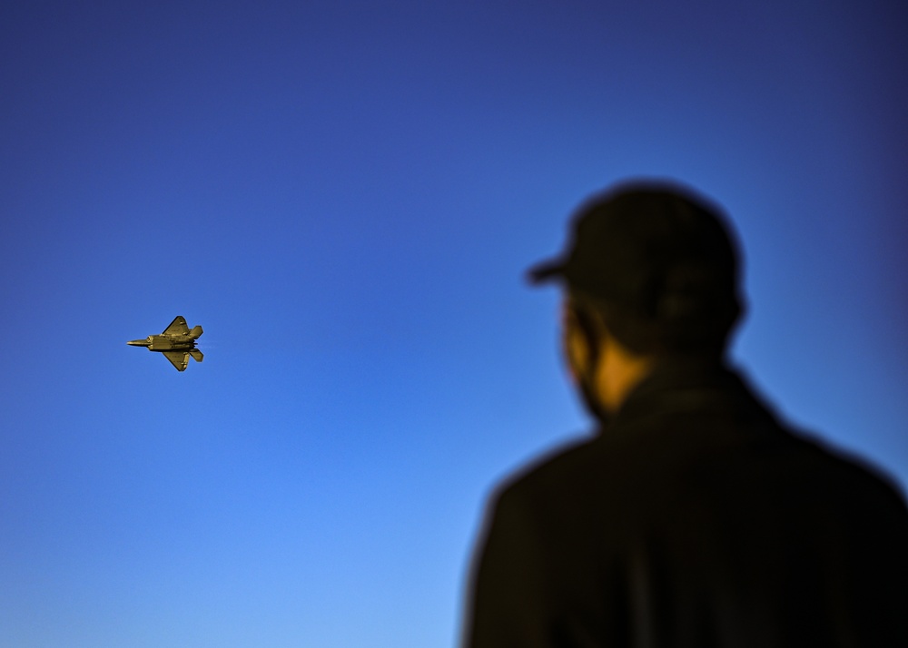 Hampton Mayor attends F22 Demo Team practice