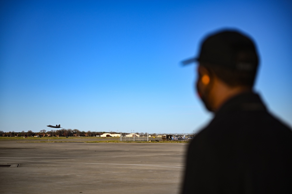 Hampton Mayor attends F22 Demo Team practice