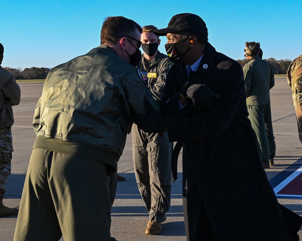 Hampton Mayor attends F22 Demo Team practice