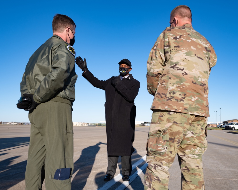 Hampton Mayor attends F22 Demo Team practice