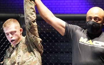 2CR Soldiers face off during Fight Night