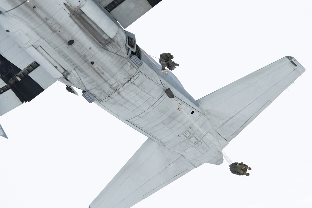 Marines give Spartan paratroopers a lift