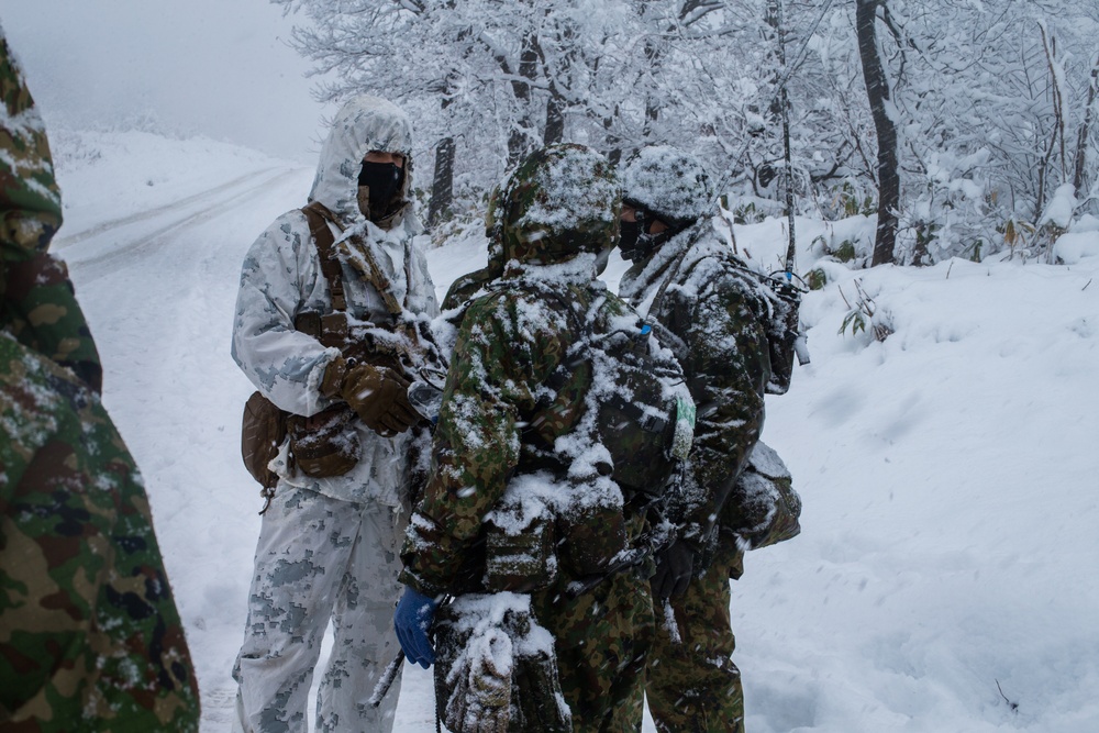 3/8 and JGSDF Troops set up defenses together