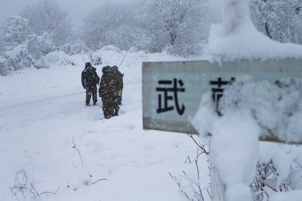 3/8 and JGSDF Troops set up defenses together