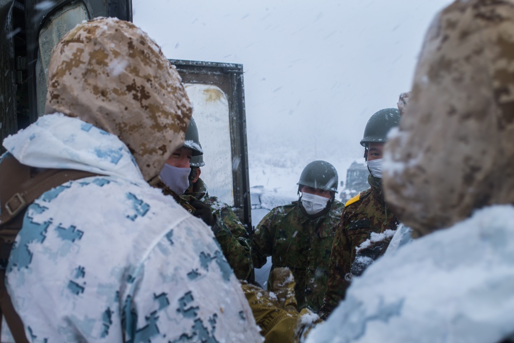 3/8 and JGSDF Troops set up defenses together