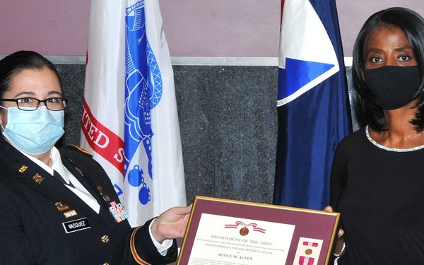 Retiring TACOM SGS receives medal