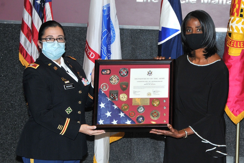 Retiring TACOM SGS receives shadowbox