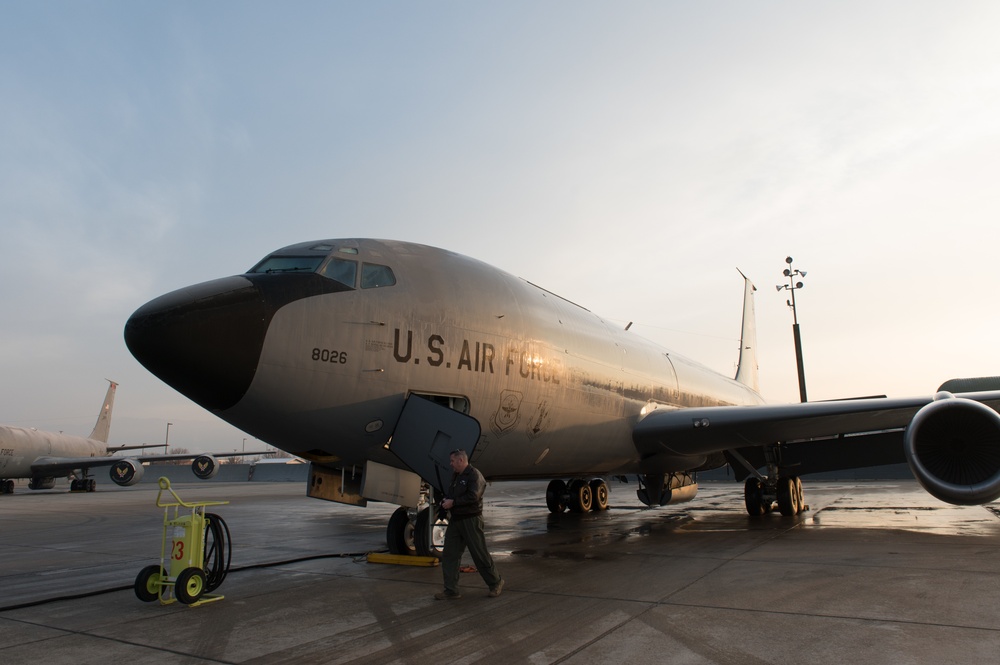 KC-135R Stratotanker refuels A-10 Thunderbolt IIs