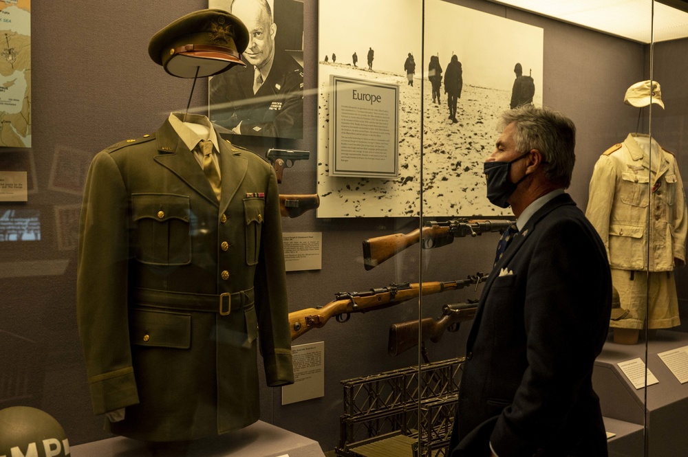 SECNAV Visits West Point Museum