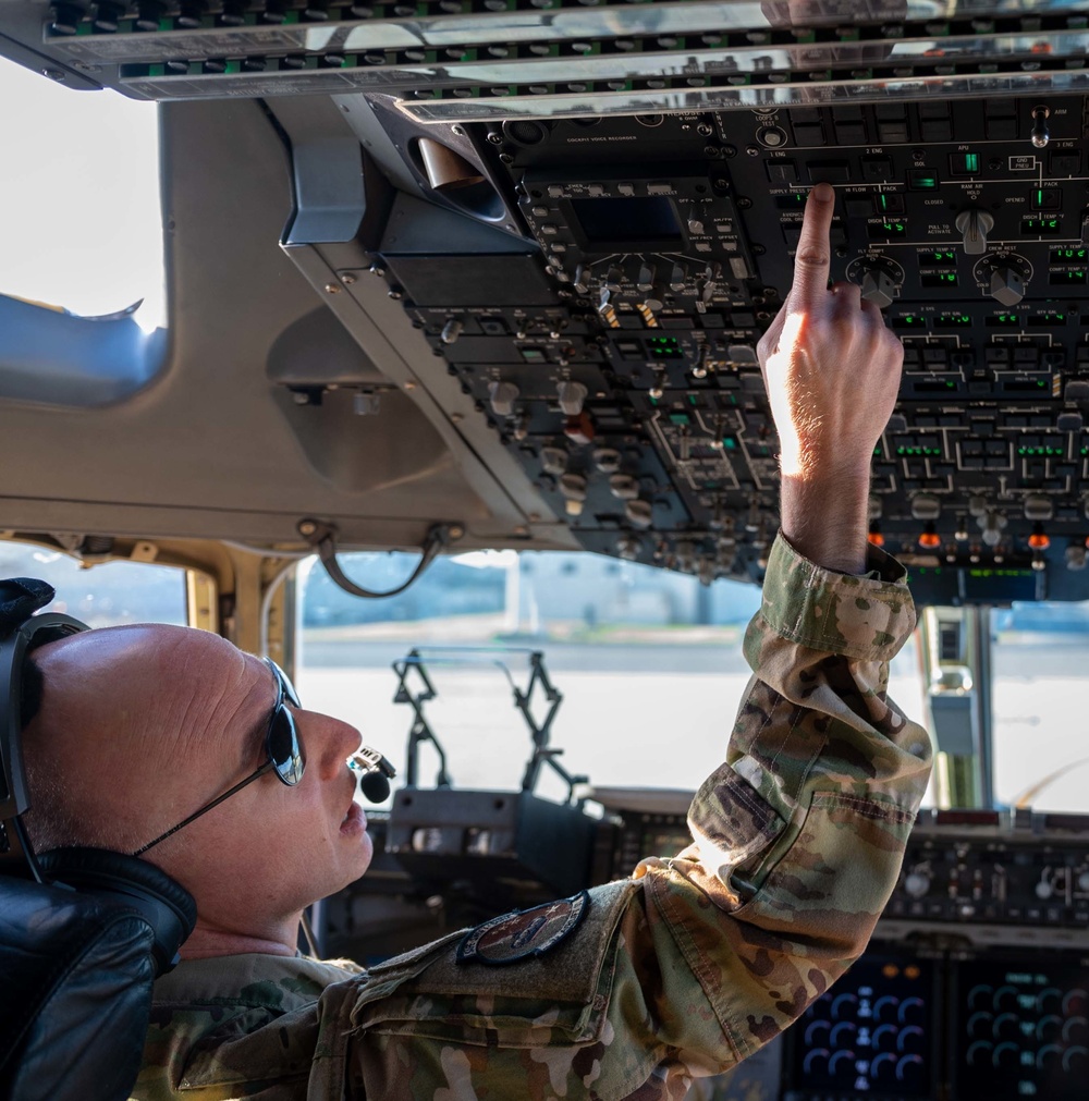 Dover C-17 aircrew train for global operations