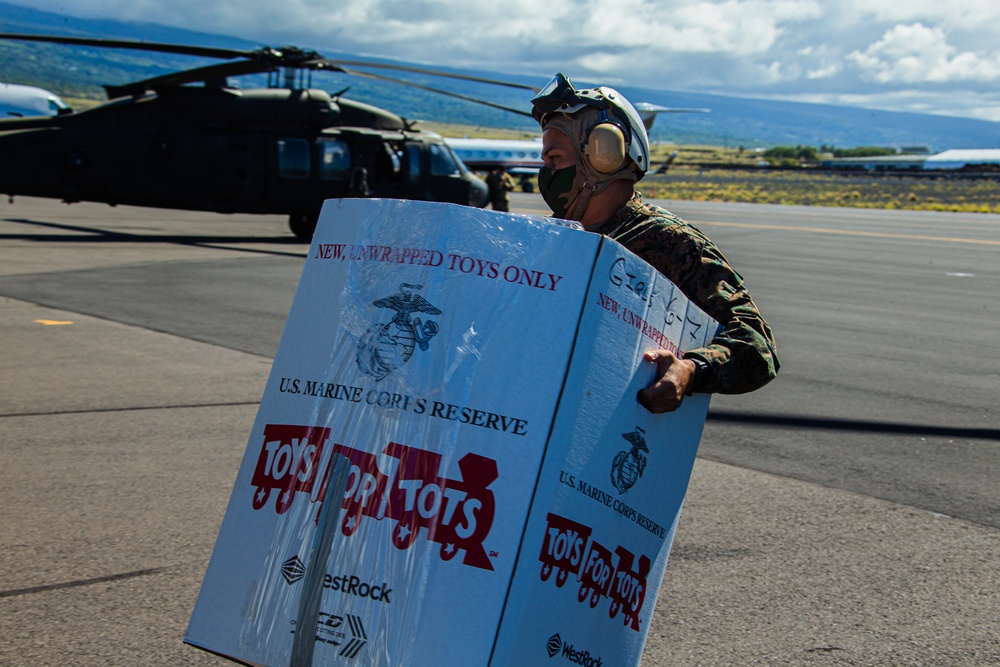 VMM-268 &amp; 4th Recon: Kona Toys for Tots delivery